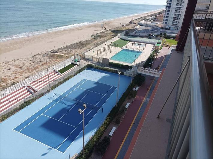 Apartamento para 4 personas, con piscina y vistas además de piscina para niños y jardín en Sueca