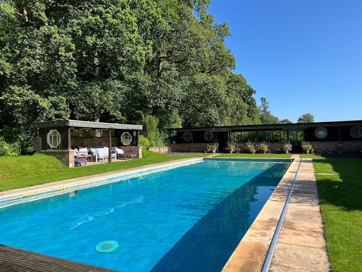Log cabin for 30 people, with garden and pool, with pets in Northern England