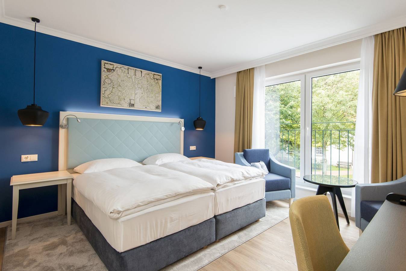 Boutique-Hotel Zur alten Post Neubau - Großes Wohnzimmer mit Balkon in Hafen Büsum, Büsum