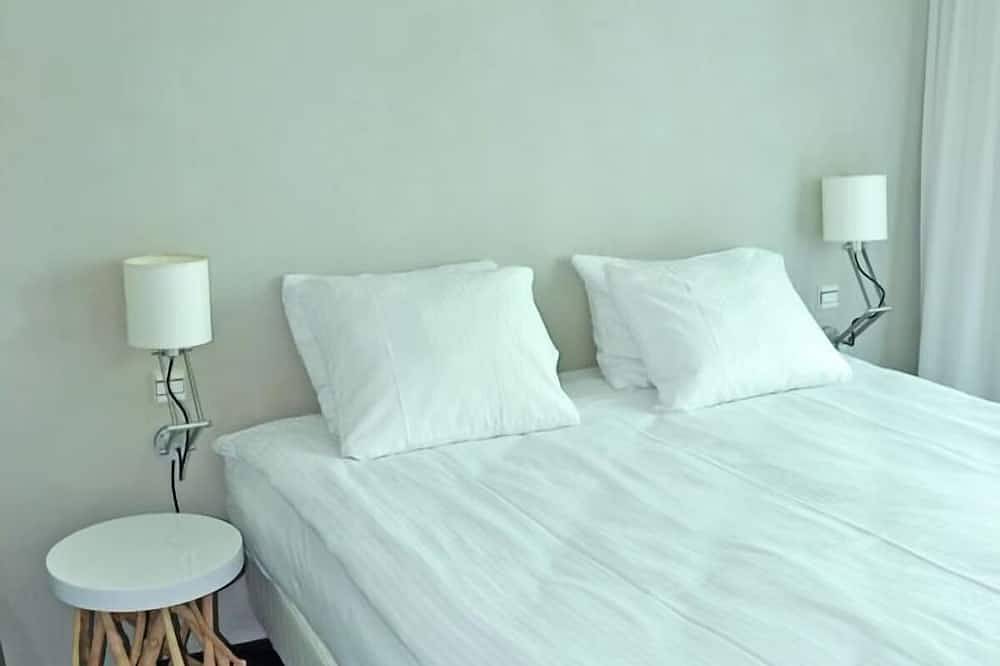 Walk to the Beach from This Tropical Getaway — Free Parking Included in Stadsgewest Haaglanden