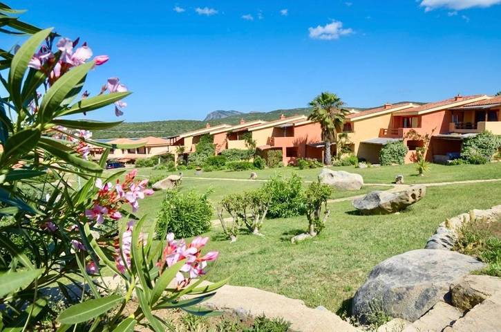 Apartahotel para 6 personas, con terraza además de vistas y piscina en Cerdeña