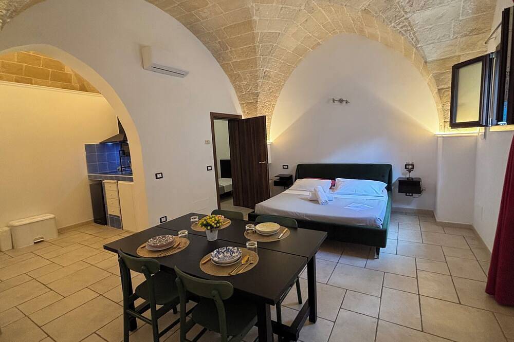 Camera Il Vico – Charming Historic Room with Kitchenette, Sleeps 4 in Pulsano, Golfo de Tarento