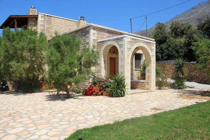 Ferienhaus für 3 Personen, mit Terrasse und Garten sowie Pool und Ausblick in Rethymno und Umgebung