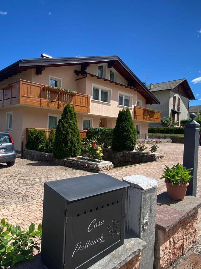 Appartamento per 7 persone, con Balcone e Terrazza nonché Giardino e Panorama a Fai della Paganella