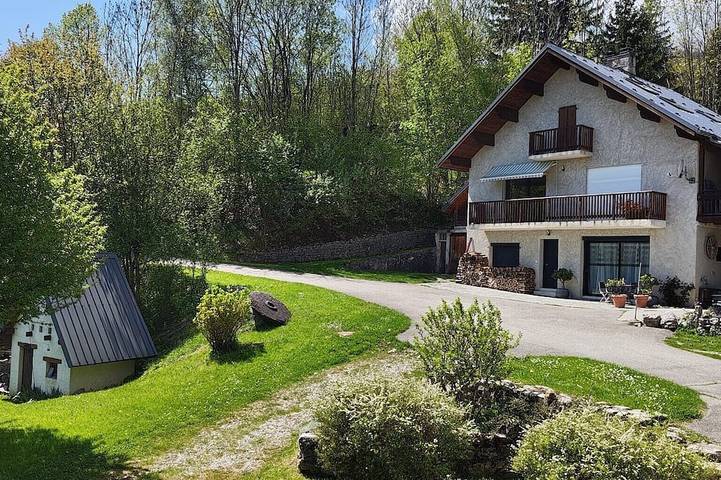 Gîte pour 6 personnes, avec piscine ainsi que jardin et balcon à Saint-Pancrasse