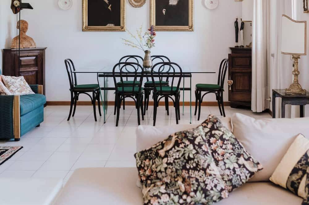 Beautiful villa with garden between the mountains and the sea in Carrara, Riviera Toscana