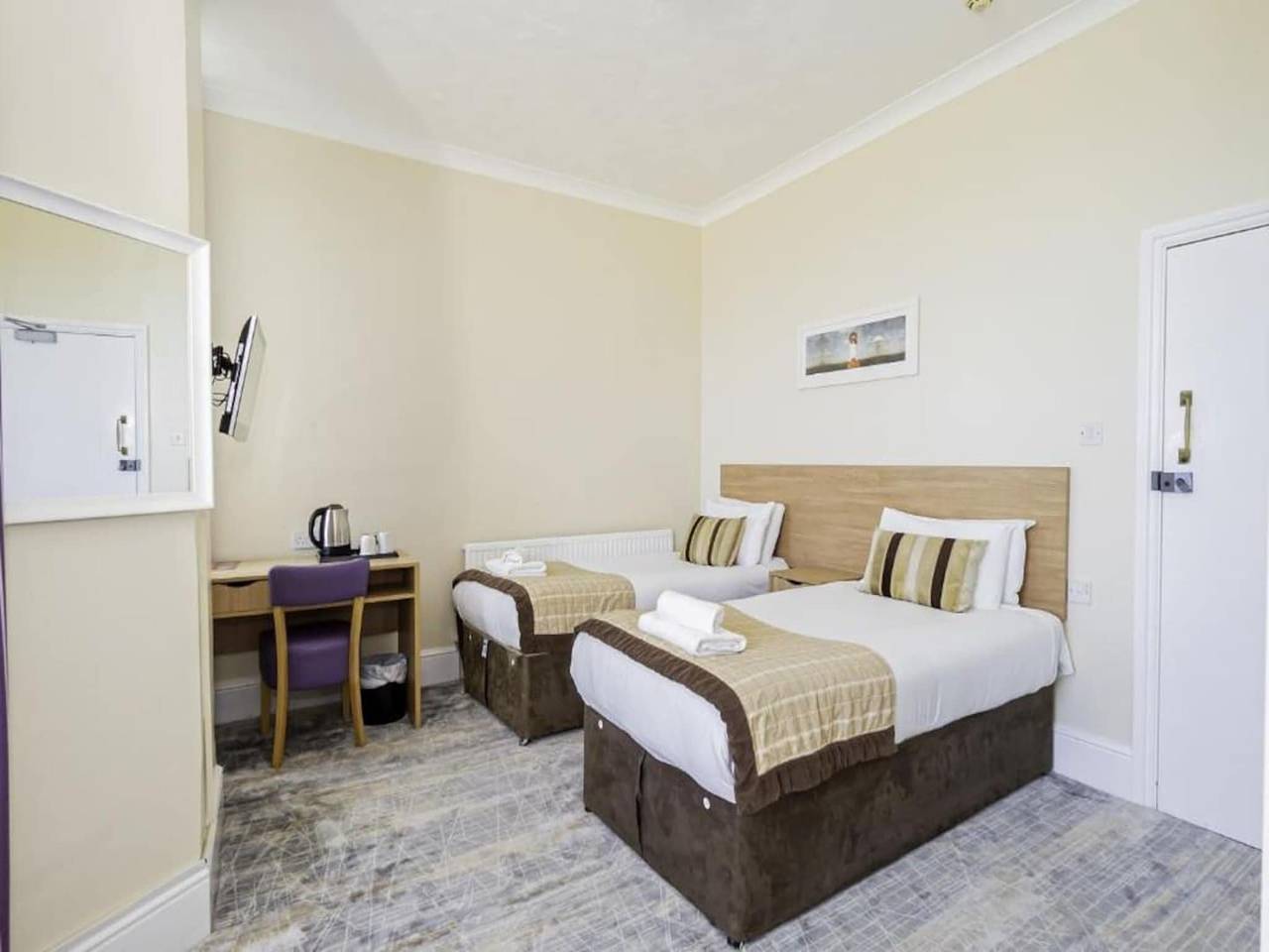 Entire apartment, Standard Twin Room in Eastbourne, East Sussex