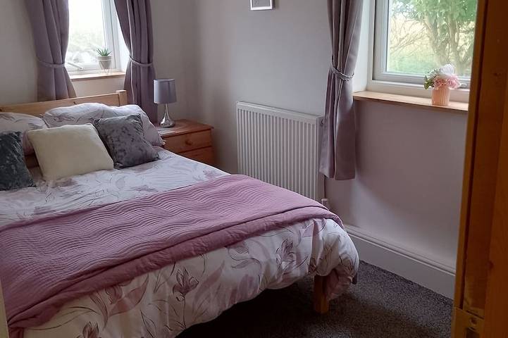 Comfortable three bedroom bungalow located in Orkney Islands complete with emus. in Orkney Inseln