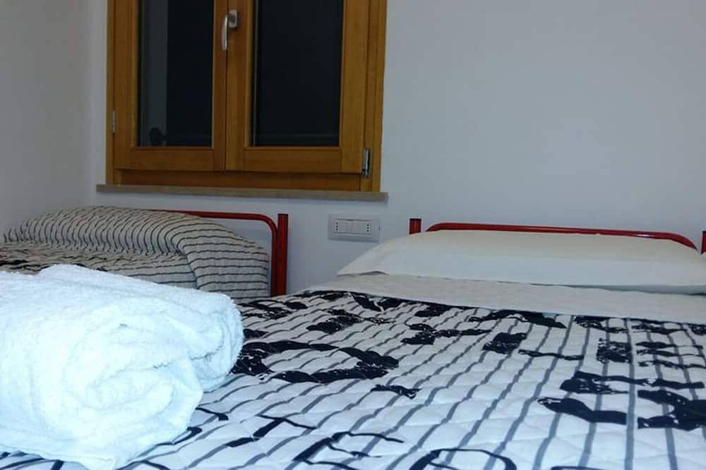 Geheel appartement, Thea apartment Comfort with terrace and balcony in Torri del Benaco, Garda Bergen