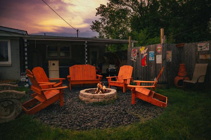 Vacation rental for 14 people, with yard, kid friendly in Indiana