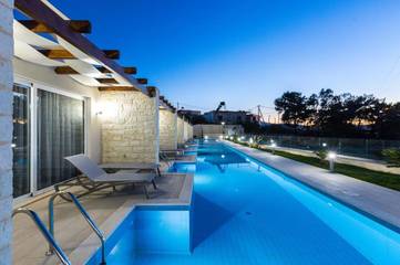 Location de vacances pour 3 personnes, avec vue ainsi que jardin et piscine dans Vámos