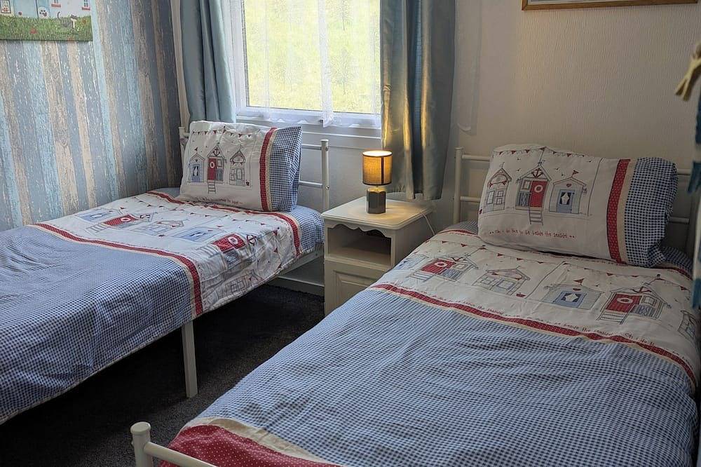 Pet friendly chalet ..  Sleeps 5\n in Cornwall