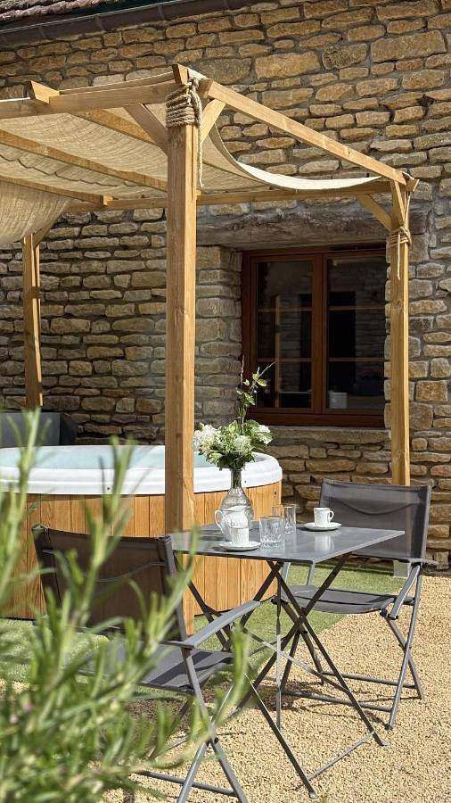 Location de vacances pour 2 personnes, avec sauna et jacuzzi ainsi que piscine et jardin, animaux acceptés à Saint-Martin-du-Tartre