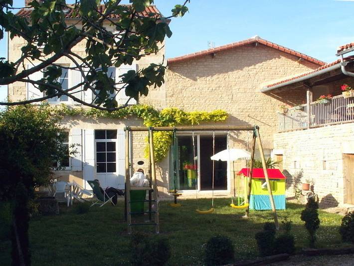 Gîte pour 6 personnes, avec terrasse et jardin, animaux acceptés à Villefagnan