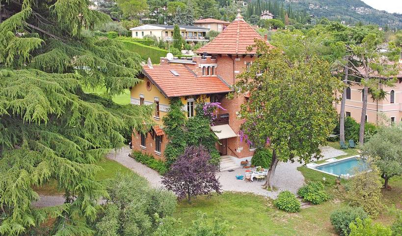 Villa per 10 persone, con balcone e vista lago nonché giardino, con animali domestici in Salò