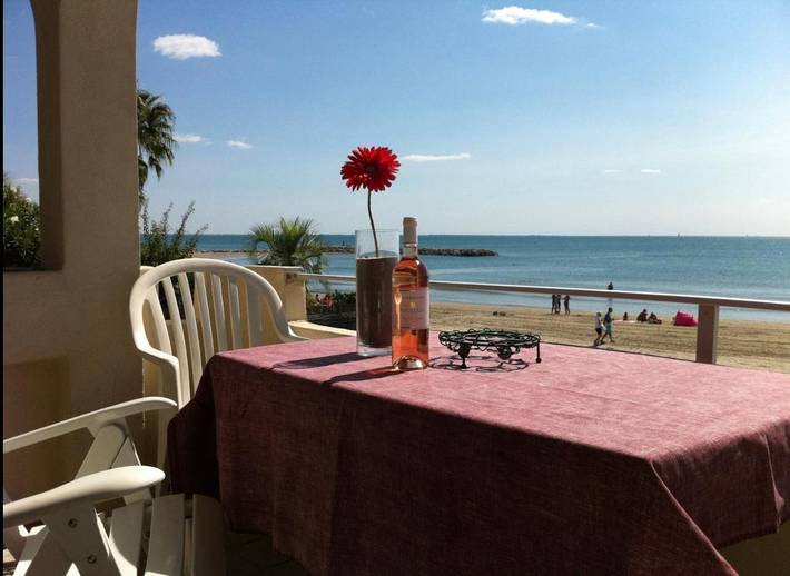 Location de vacances pour 6 personnes, avec terrasse et jardin ainsi que vue et piscine dans Plage de Carnon