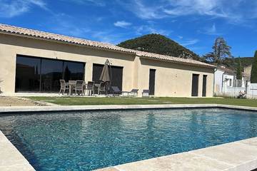 Location de vacances pour 6 personnes, avec terrasse et jardin à Séguret