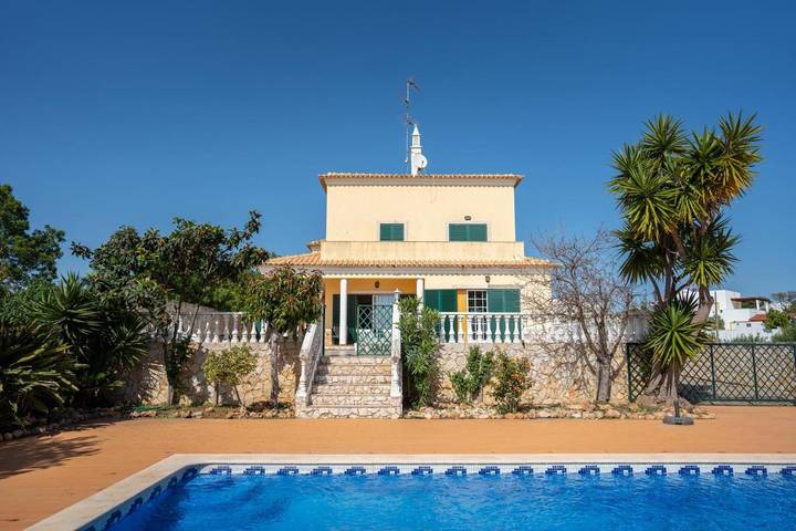 Casa de férias para 12 pessoas, com vista e piscina e ainda jardim em Altura