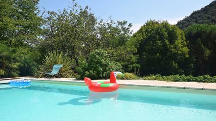 Gîte pour 6 personnes, avec terrasse ainsi que jardin et piscine, animaux acceptés à Lalevade-d'Ardèche