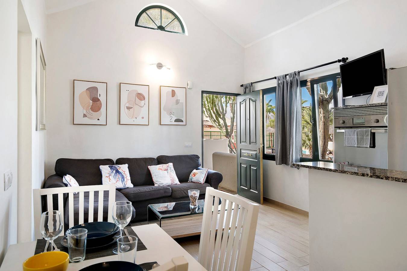 Ganze Wohnung, Ferienwohnung 'Bungalow La Roca' mit Gemeinschaftspool, Wlan und Klimaanlage in Playa Bastián, Teguise