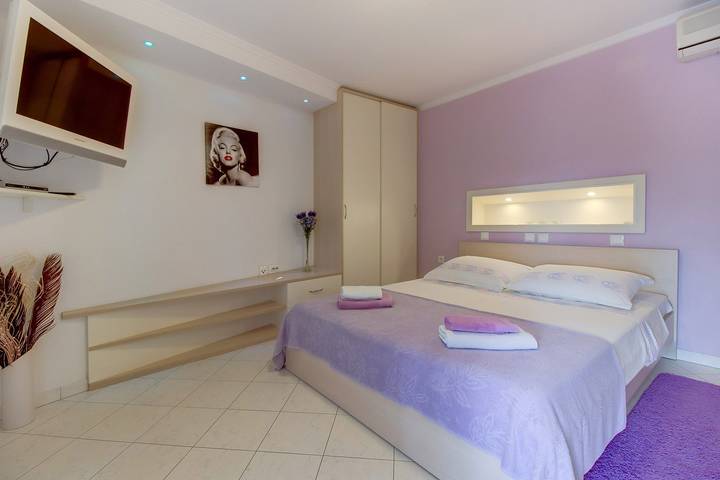 Ganze Wohnung, Das Apartment Sandra 2 befindet sich in der Gegend von Malin, Mali Lošinj. Geeignet für 2 Personen, im Erdgeschoss, bestehend aus: Schlafzimmer, Küche, Badezimmer mit Dusche und Terrasse. in Mali Lošinj, Lošinj (Kvarner Bucht)