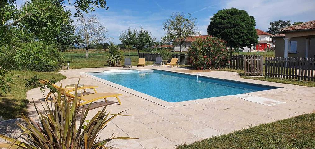 Casa de huéspedes para 6 personas, con terraza además de piscina y jardín - 1