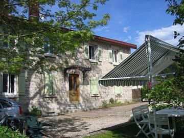 Gîte pour 8 personnes, avec jardin, animaux acceptés dans Lac de Saint-Point