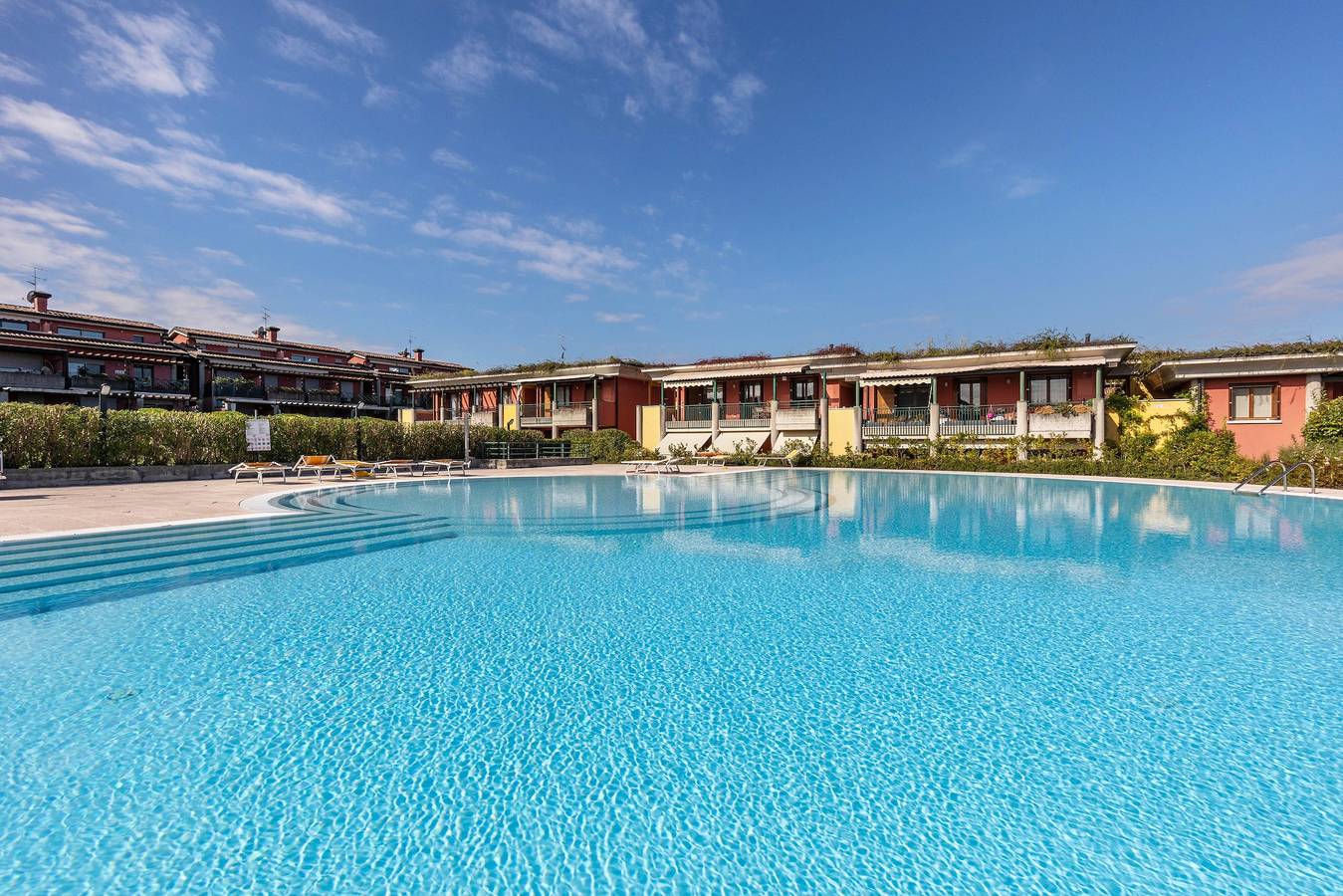 Appartamento intero, Appartamento 'Delizioso Residence Vista Lago' con vista lago, Wi-Fi e aria condizionata in Rivoltella del Garda, Desenzano del Garda