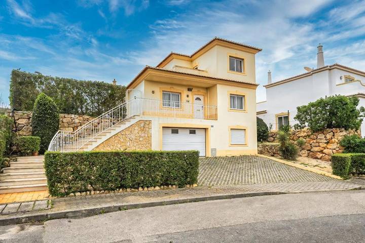 Chalet para 8 personas, con piscina además de piscina para niños y jardín en Portimão