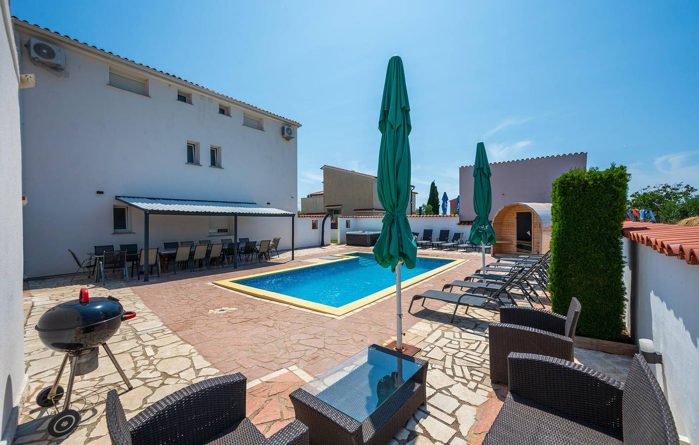 Gemütliche 1-Zimmer-Wohnung mit Pool, in der Nähe des Flughafens Pula und des Stadtzentrums in Valtura, Südküste Istrien