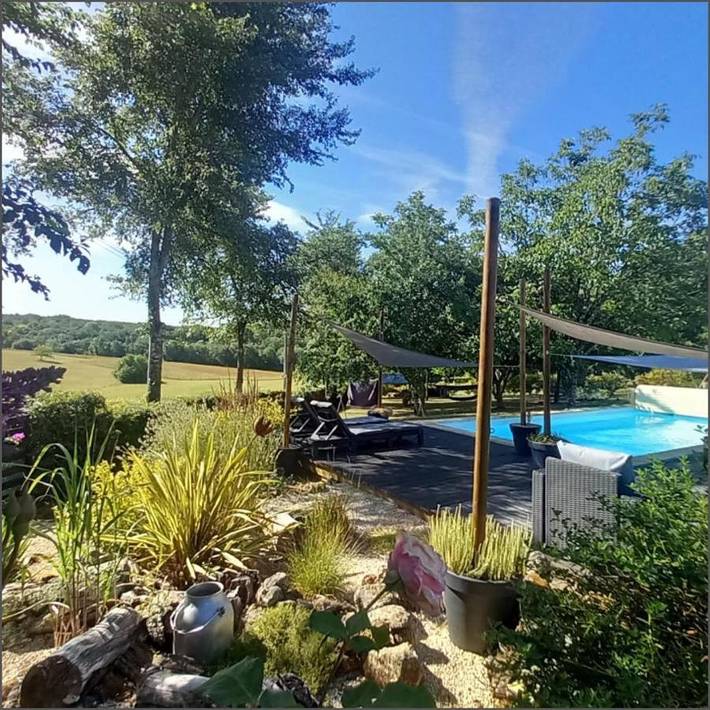 Location de vacances pour 2 personnes, avec Terrasse et Jardin ainsi que Piscine et Vue à Lussas-et-Nontronneau