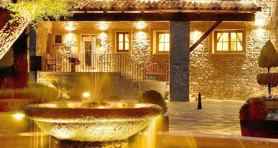 Casa rural para 2 personas, con jacuzzi además de piscina y jardín, Se admiten mascotas en Cataluña - 3