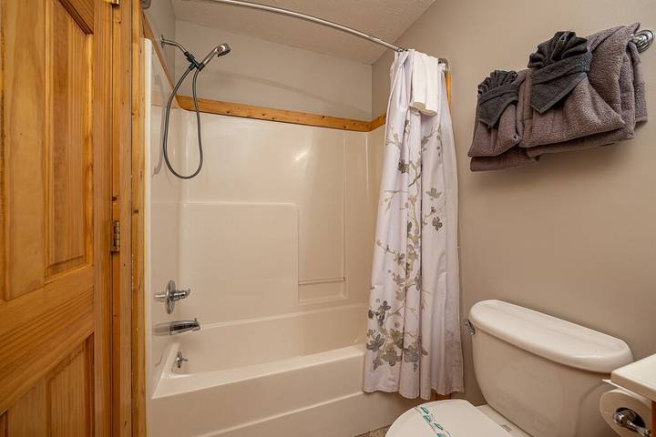 Chalet for 14 people, with balcony and hot tub as well as pool in Gatlinburg