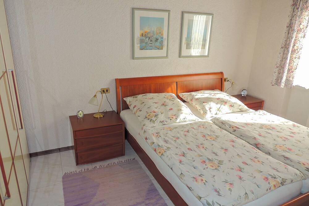 Ganze Wohnung, 2-Zimmer-Wohnung mit Balkon und wunderschöner Seesicht in Pino sulla Sponda del Lago Maggiore, Maccagno con Pino e Veddasca