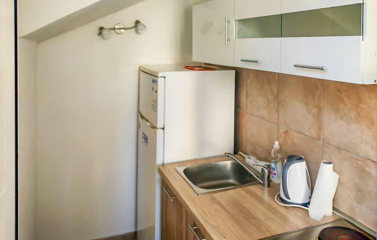 Ganze Ferienwohnung, Appartement am Strand mit WiFi, AC, Parkplatz und Terrasse in Vodice, Šibenik-Knin