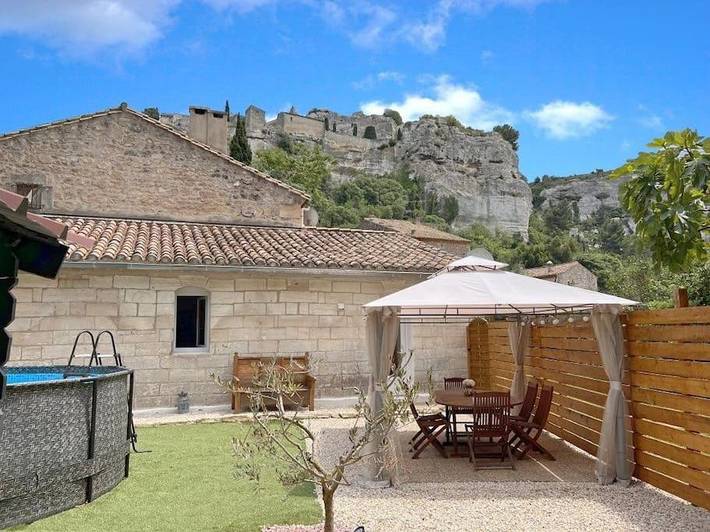 Location de vacances pour 6 personnes, avec vue ainsi que jardin et piscine dans Carrières de Lumières