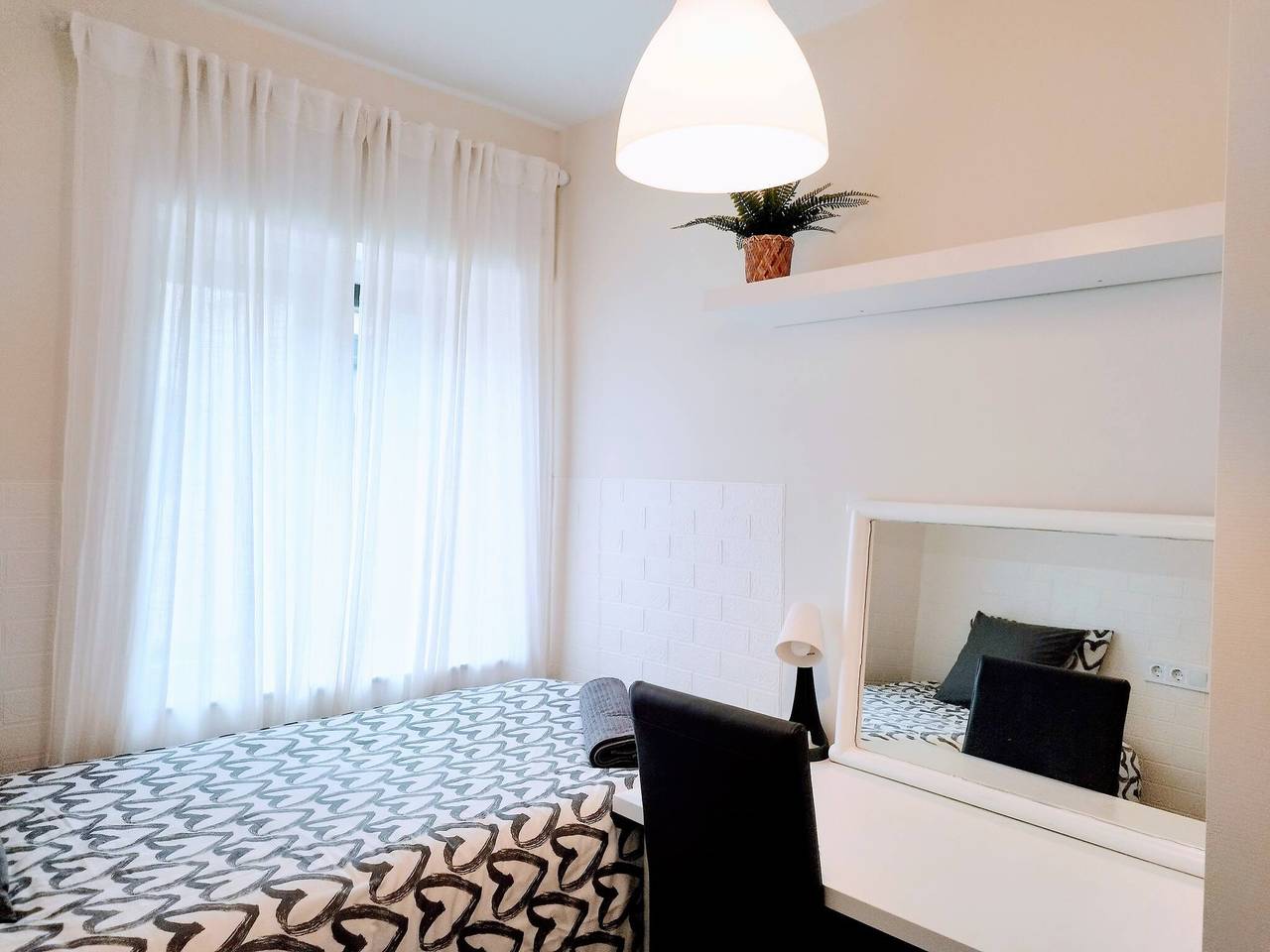 Cozy Guest Room in Modern Madrid Flat Perfect for Digital Nomads in Madrid, Madrid Province