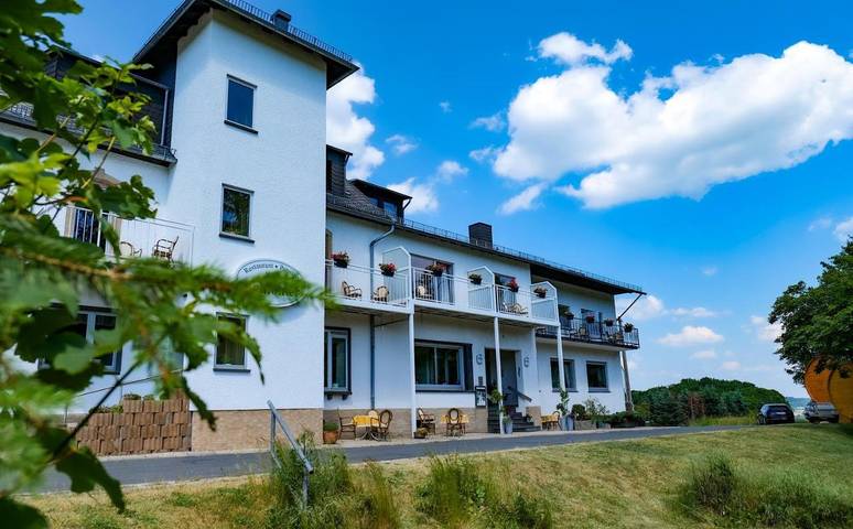 Ferienhaus für 2 Personen, mit Balkon und Whirlpool sowie Terrasse und Garten in Vordereifel