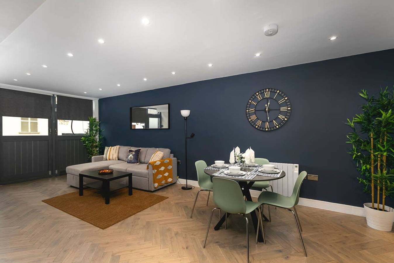 Entire apartment, Bright   Spacious Condo Free Parking 5min to Beach in Hove, Brighton