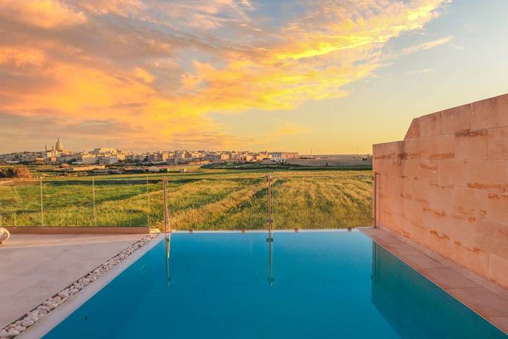 Villa per 8 persone, con Balcone e Terrazza nonché Piscina a Garbo