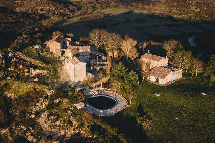 Gîte pour 6 personnes, avec terrasse ainsi que jardin et piscine à Blandas