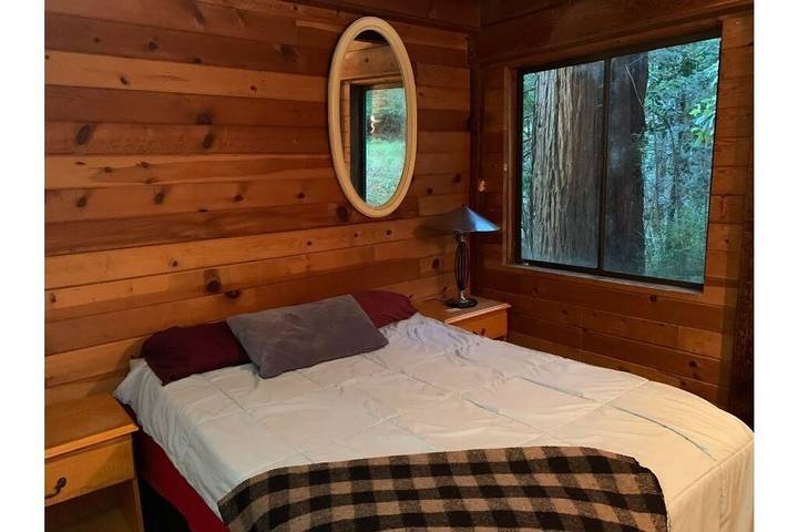 Vacation rental for 12 people, with yard and balcony as well as hot tub in Mendocino County