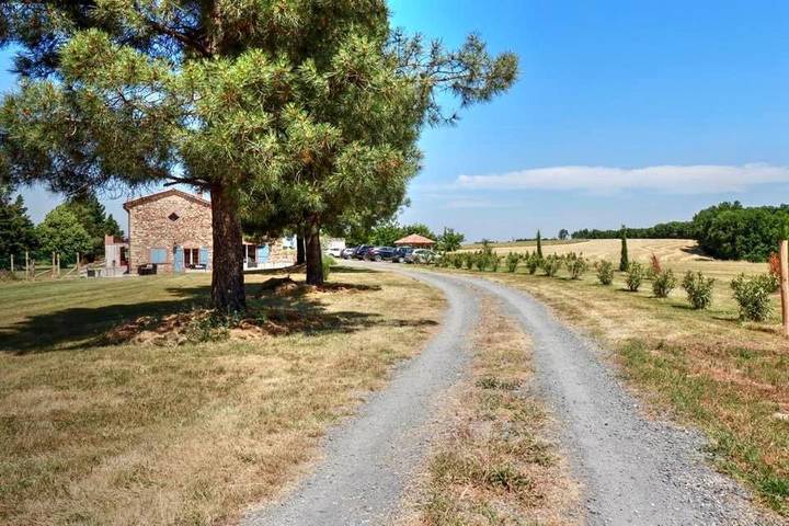 Gîte pour 2 personnes, avec vue et piscine ainsi que sauna et jardin à Montredon-Labessonnié - 3