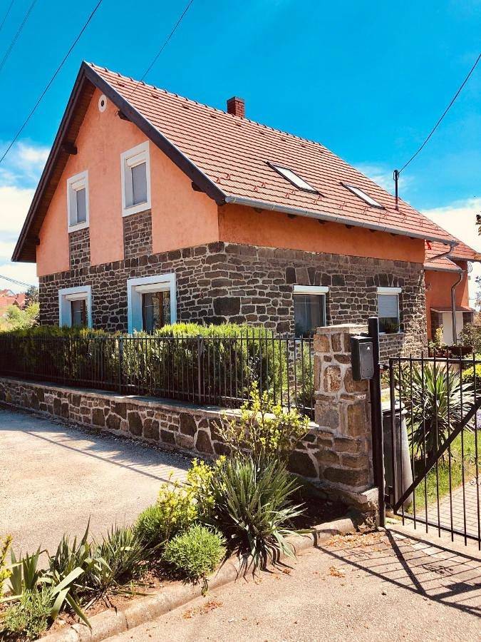Ferienhaus für 12 Personen, mit Balkon und Whirlpool sowie Terrasse und Garten