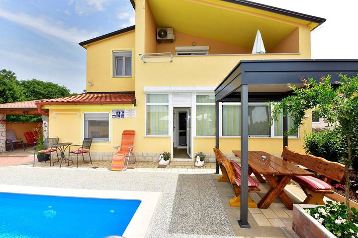 Ferienwohnung für 4 Personen, mit Pool und Balkon/Terrasse in Nova Vas