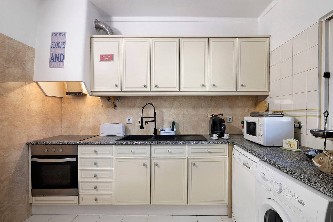 Appartement entier, Appartement de vacances central à Albufeira avec piscine partagée in Albufeira, District de Faro