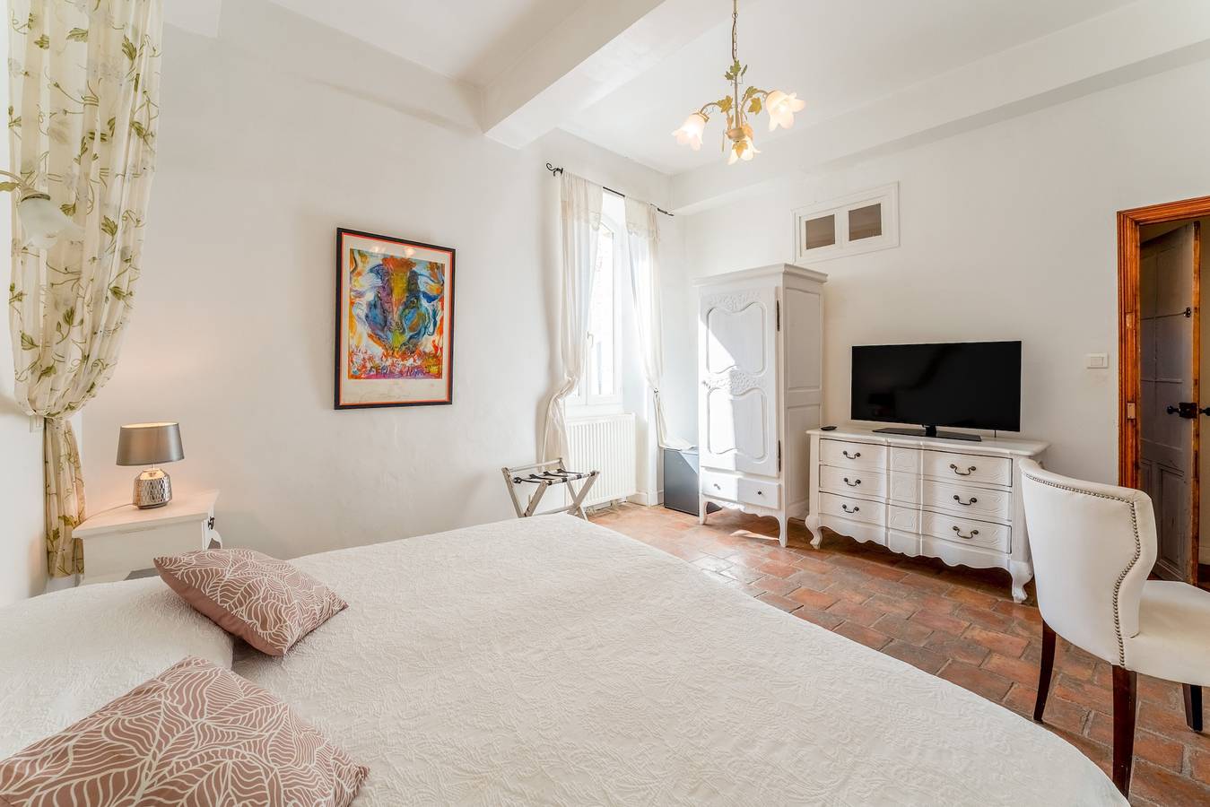 Entire apartment, The Jasmin suite has a shared swimming pool, Wi-Fi and air conditioning in Collias, Nimes region