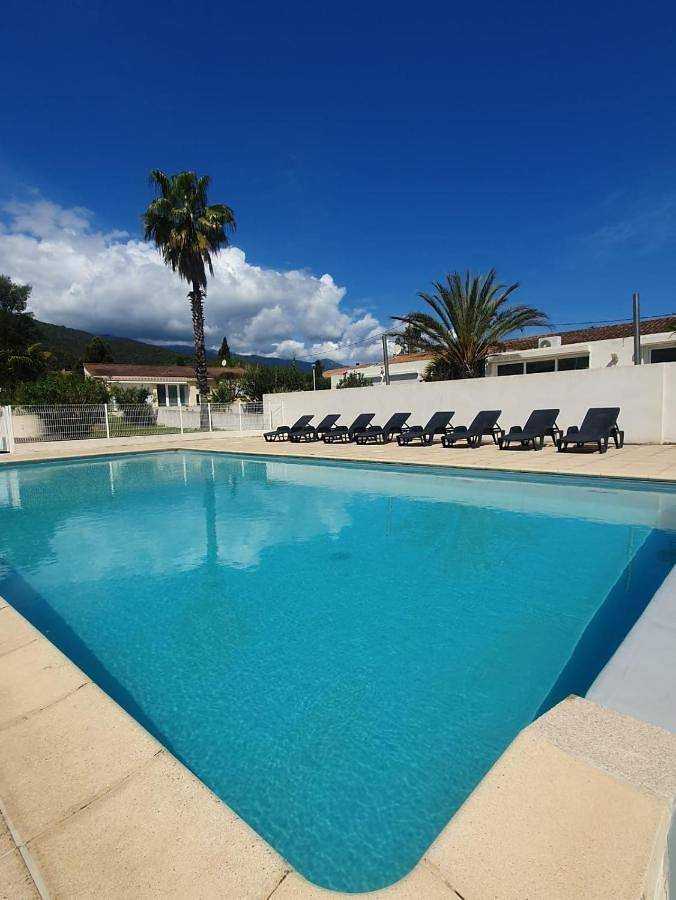 Appartement de vacances pour 4 personnes, avec terrasse ainsi que vue et piscine, animaux acceptés