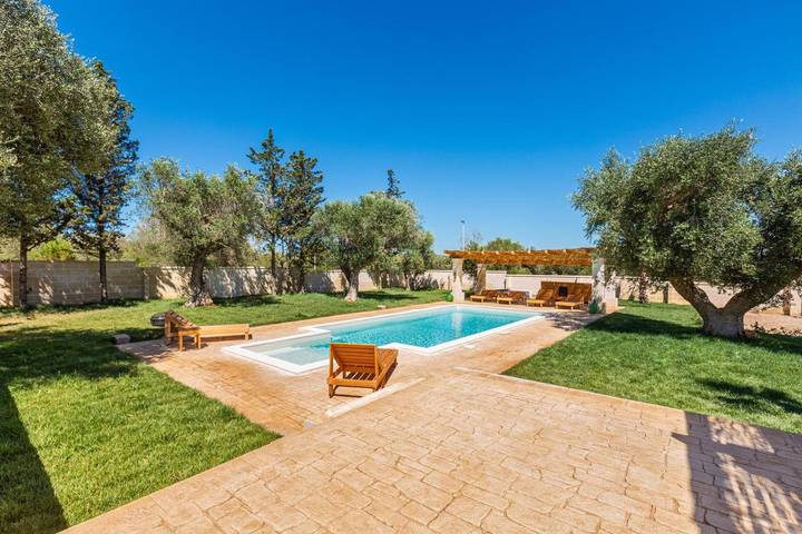 Casa vacanza per 4 persone, con giardino e terrazza nonché piscina a Avetrana