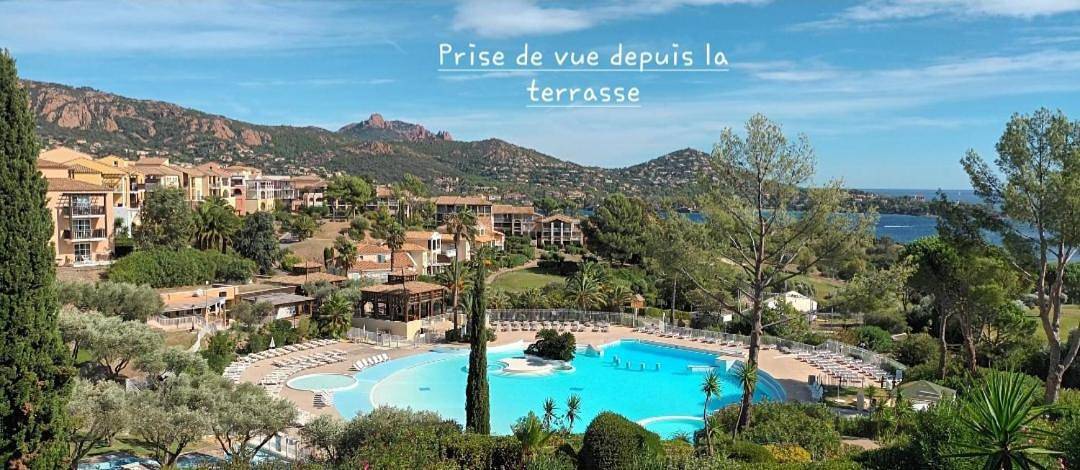 Gîte pour 5 personnes, avec terrasse et piscine ainsi que bassin pour enfant et vue dans Golf De Cap Esterel